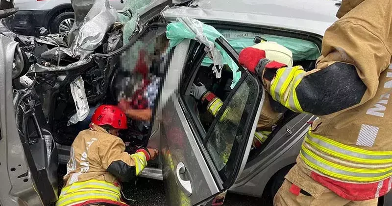 Manisa da TIR, kamyonet ve 3 otomobilin karıştığı zincirleme kaza: 1 ölü, 2 yaralı