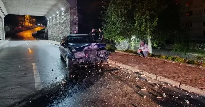 Bursa’da alkollü lüks araç sürücüsü, elektrik direğine çarpıp olay yerinden kaçtı