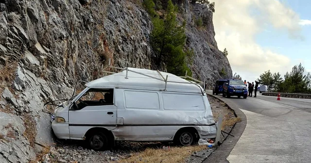 Yolcu otobüsüyle minibüs çarpıştı: 1 ölü, 1 yaralı Antalya Haberleri