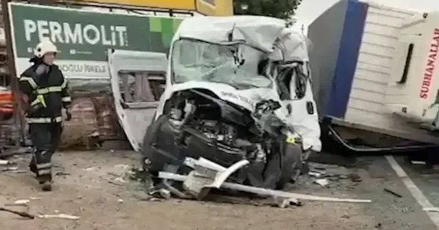 Tekirdağ da işçi servisiyle kamyon çarpıştı: 3 ölü 7 yaralı VİDEO İZLE