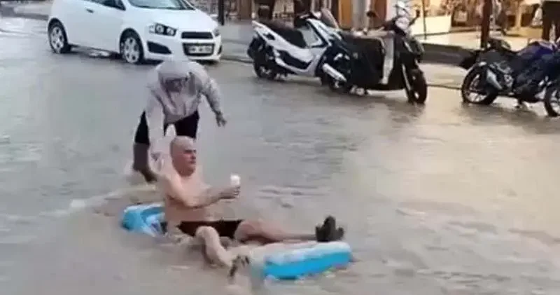 Fethiye’de sağanak yabancı bir turistin eğlencesi oldu