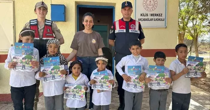 Kilis’te jandarmadan öğrencilere dergi ve hediye