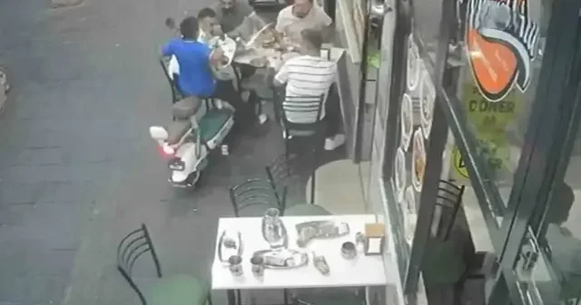 Gaziantep te yemek yiyenlere elektrikli bisikletin çarpması güvenlik kamerasında VİDEO İZLE