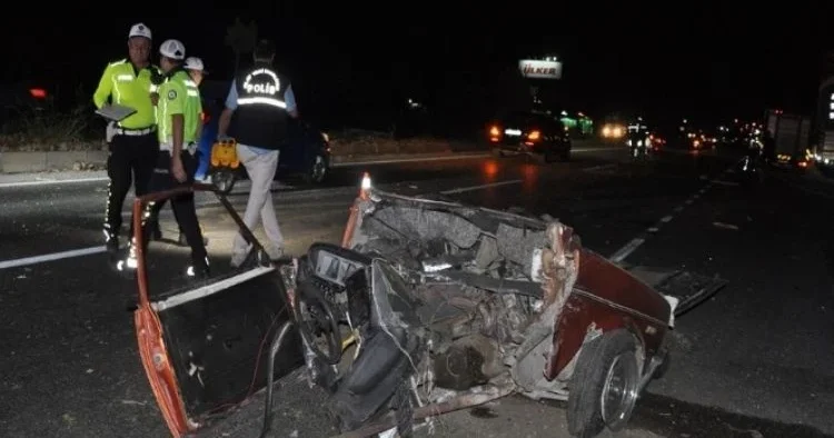 Manisa’da can pazarı... Feci kazada otomobil ikiye ayrıldı, çok sayıda ölü ve yaralı var