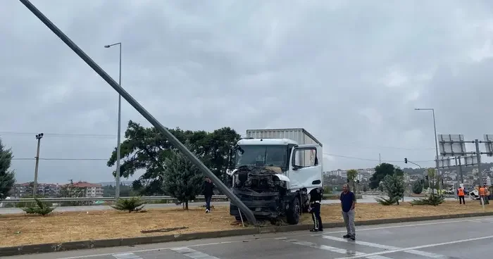 Çanakkale de kamyon ile kamyonetin çarpıştığı kazada 1 kişi hayatını kaybetti