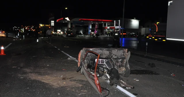 Manisa da kamyonet ile çarpışan otomobil ikiye ayrıldı: 5 ölü, 6 yaralı (2) Manisa Haberleri