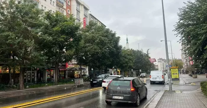 Meteorolojinin uyarısını dikkate almayan vatandaşlar yağmur altında kaldı