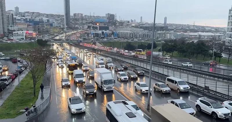 Pazartesi yağmuru megakenti vurdu! İstanbul da trafik kilitlendi Sözcü Gazetesi