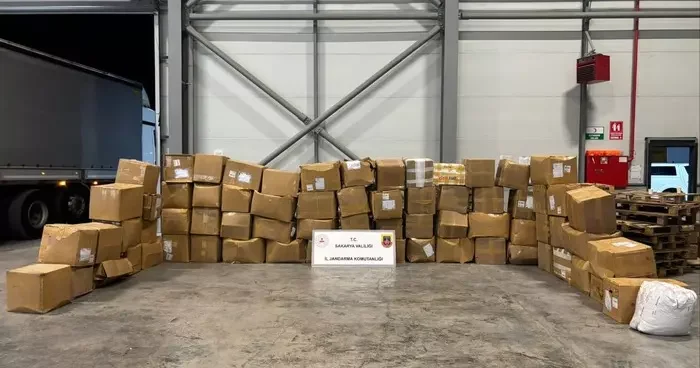 Sakarya da durdurulan tırda 3 ton 200 kilogram kaçak tütün ele geçirildi