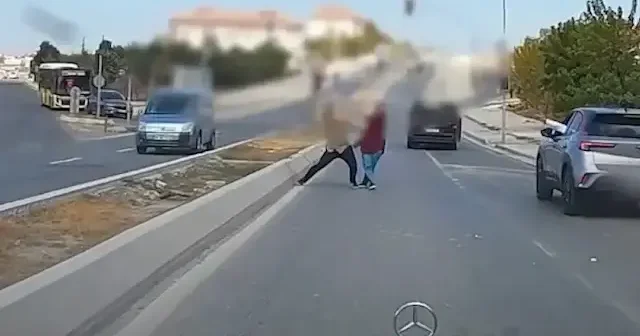 Trafikte bir sürücüye taşla saldıran kişi yakalandı VİDEO İZLE