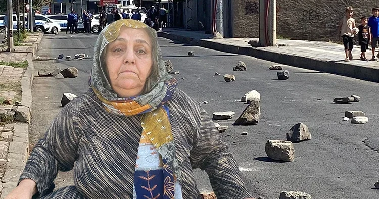 Görenler şaştı kaldı: Caddeyi taş döküp kapattılar Onlarca yıllık davada belediye ile karşı karşıya geldiler