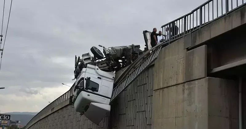 Devrilen TIR ın kupası viyadükte asılı kaldı; şoförü yaralandı
