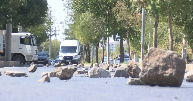 Tapulu arazilerinden geçen yolu taşlarla trafiğe kapattılar Diyarbakır Haberleri
