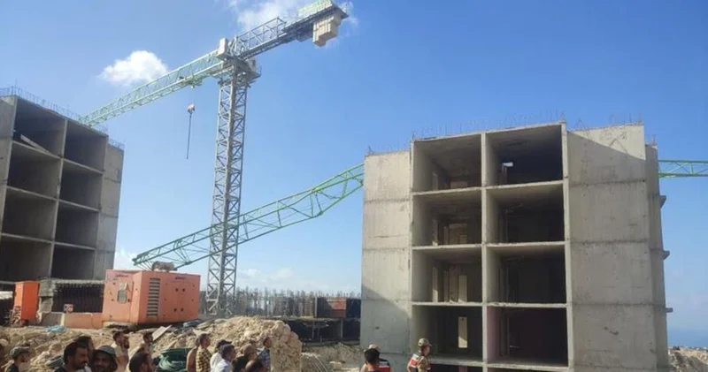 Kule vinç, binanın üzerine devrildi