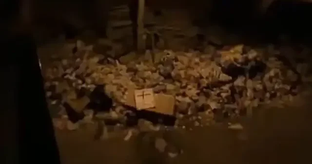 Buca da vatandaşlar sokaklarda biriken çöpleri toplamayan CHP li belediyeyi böyle ti ye aldı VİDEO İZLE