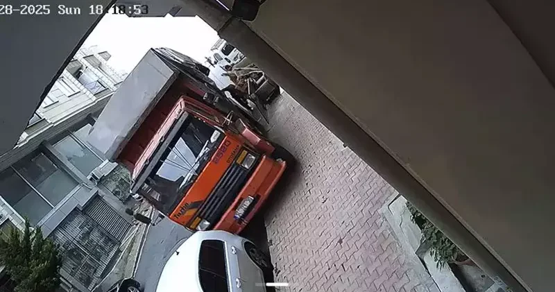Esenyurt ta rampadan kayan kamyon 3 araca çarptı; kaza kamerada