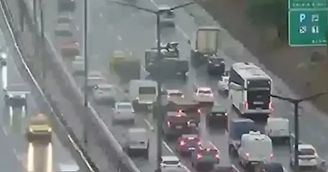 İstanbul da etkili olan yağış ulaşımı olumsuz etkiledi VİDEO İZLE