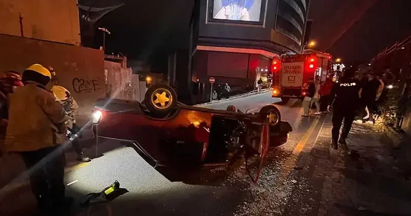Kağıthane de çaldığı otomobille takla attı; olay yerinden kaçtı: Kaza anı kamerada