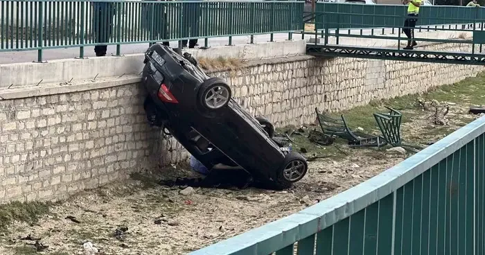 Otomobilin kanala uçtuğu kaza anı kamerada