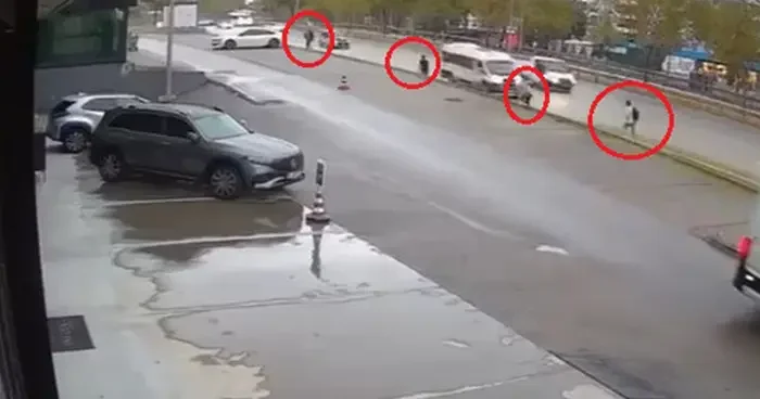 Yer: Bursa! Kamyonetin çarptığı servis minibüsü yayaların üzerine savruldu