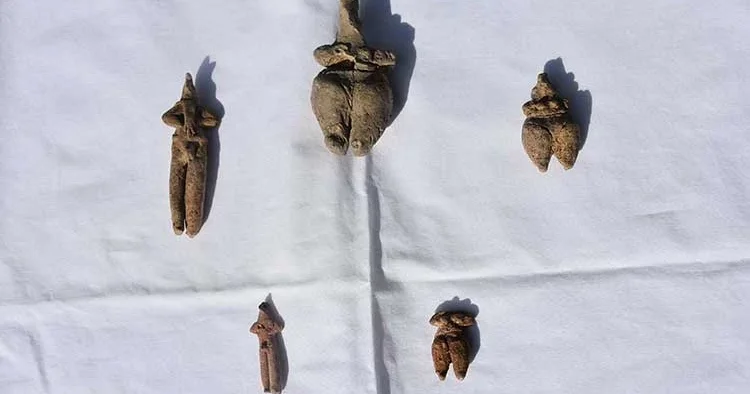 Ritüellerde kullanılıyor olabilir... Ulucak Höyüğü nde 8 bin yıllık 5 heykelcik bulundu