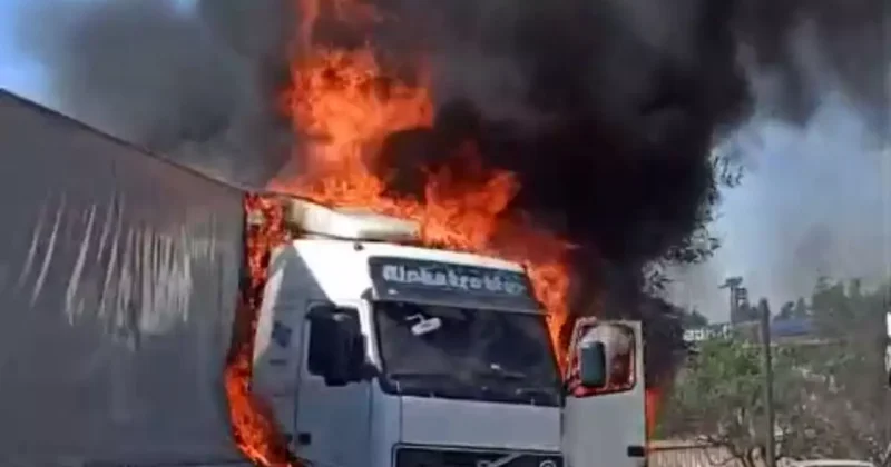 Gaziantep te seyir halindeki tır alev aldı