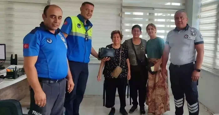 İçinde para, bilezik, yüzük ve altın vardı! Çantayı bulan kişi bakın ne yaptı