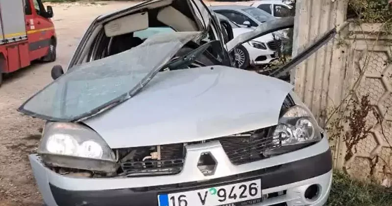 Bahçe duvarına çarpan otomobilde sıkışan sürücü ağır yaralandı