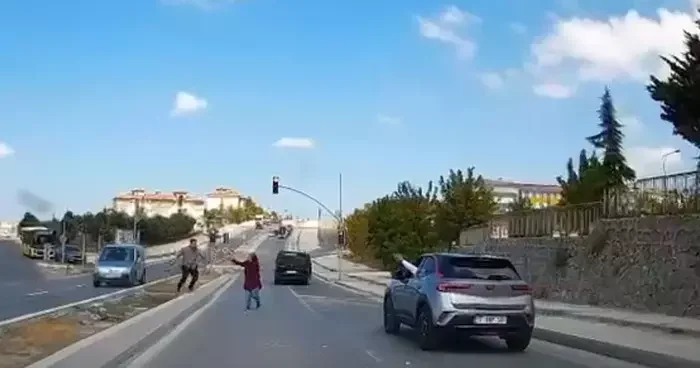Arnavutköy’de trafikte taşlı saldırı kamerada