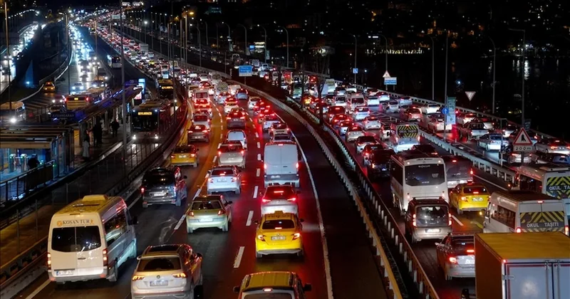 İstanbul da pazartesi trafiği! Yollar kırmızıya döndü Sözcü Gazetesi