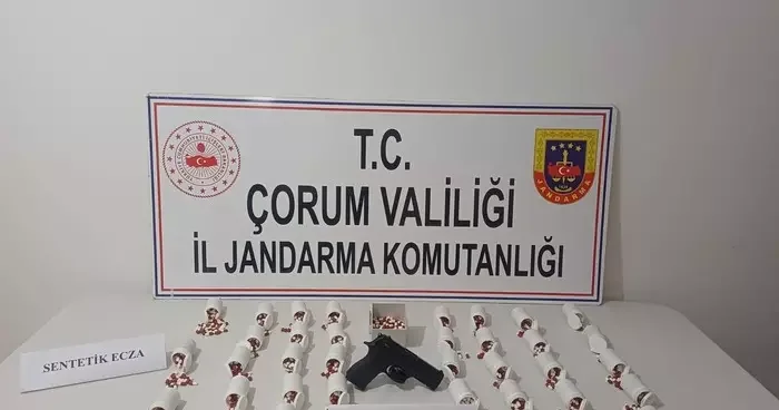 Çorum da uyuşturucu ticareti yaptıkları iddiasıyla 3 kişi tutuklandı