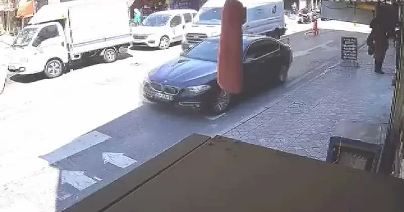 Beyoğlu nda minibüsün yolun karşısına geçmeye çalışan yayaya çarptığı anlar kamarada