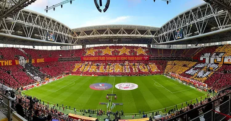 Galatasaray tribünlerinden Jose Mourinho ya ve Fenerbahçe ye göndermeli koreografi!