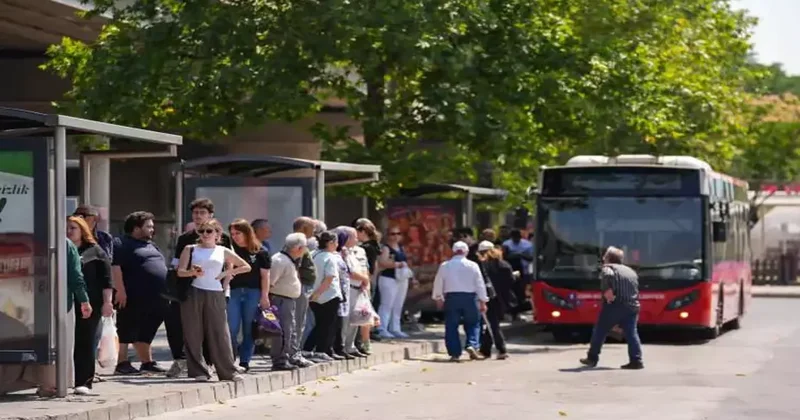 İzmir de grev! Hayat neredeyse durma noktasına geldi: Duraklar doldu, yollarda trafik oluştu