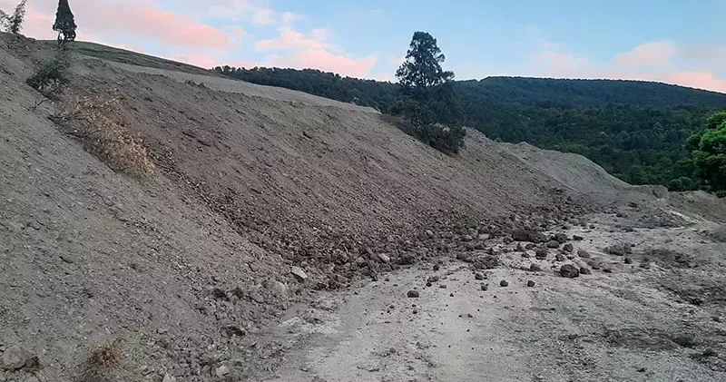 Karabük te toprak kayması; köy yolu kapandı