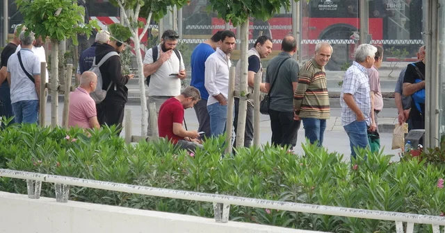 İzmir de grevin ikinci gününde duraklarda yine yoğunluk oluştu İzmir Haberleri