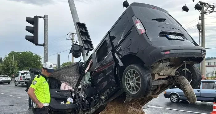 Sinyalizasyon direğine çarpan hafif ticari aracın sürücüsü öldü, 3 yaralı