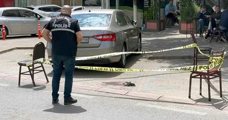 Camide minibüs yıkama diye uyaran muhtarı bıçakla yaraladı