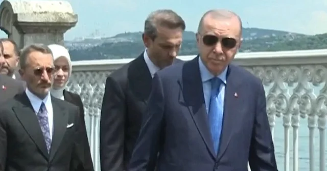 Özgür Özel pankarta Cumhurbaşkanı Erdoğan Osman Gazi ye el salladı VİDEO İZLE