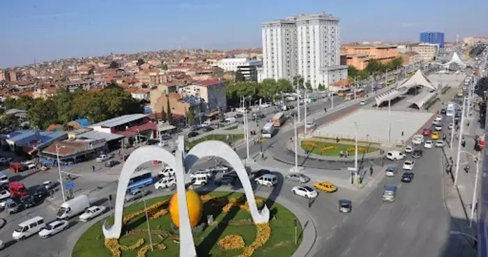 Doğanşehir’de tanker tarlaya devrildi, sürücü yaralandı