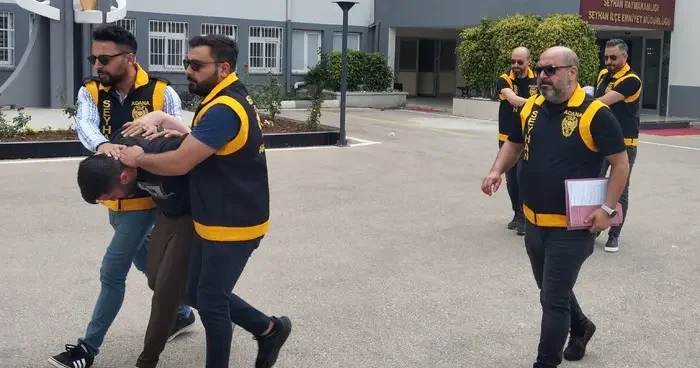 Adana da silah ele geçirilen evdeki 3 kardeş gözaltına alındı