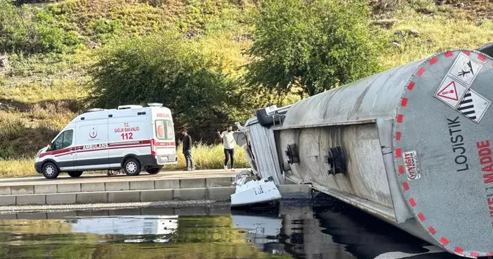 Osmaniye’de petrol yüklü tanker devrildi