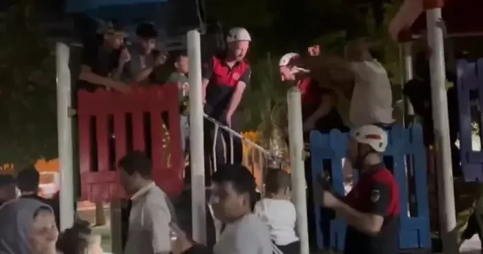 Parkta oyun oynarken bir anda oldu! Ayağı demir çubukların arasına sıkıştı: İtfaiye ekipleri imdadına yetişti