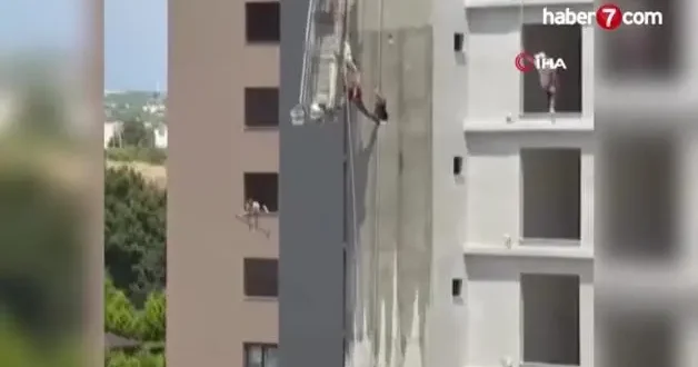 İnşaat iskelesi çöktü, işçi emniyet halatı sayesinde Kurtardı!