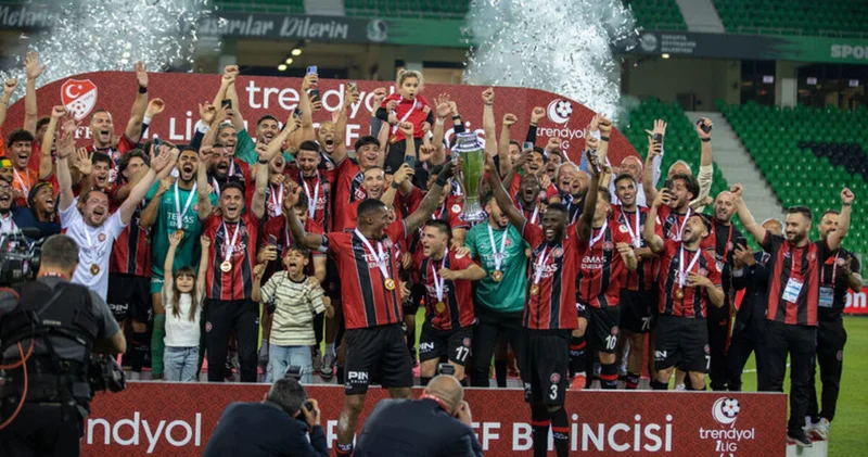 Süper Lig e yükselen Fatih Karagümrük kupasını aldı! Futbol Haberleri