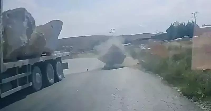 Otomobil sürücüsü, yola düşen mermer bloktan son anda kurtuldu; o anlar kamerada