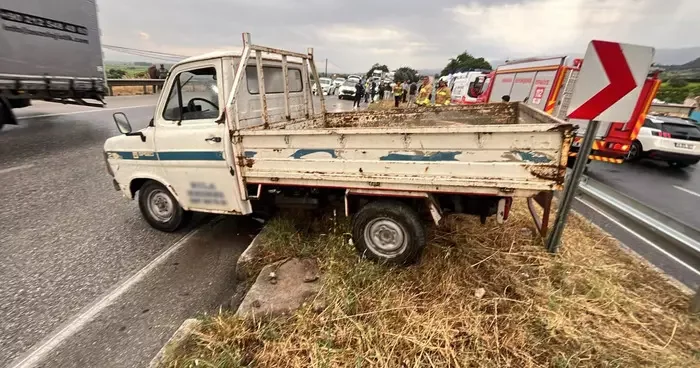 Manisa da feci kaza! Kamyonet refüje çarptı, içindeki yolcu hayatını kaybetti