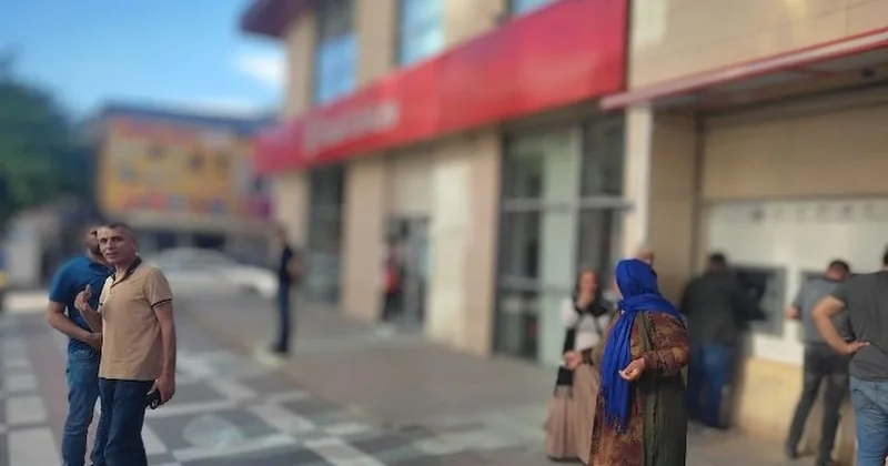 Şanlıurfa da bankada soygun paniği: Müdüre bıçak çekti, kapıdan çıkamadan yakalandı Sözcü Gazetesi