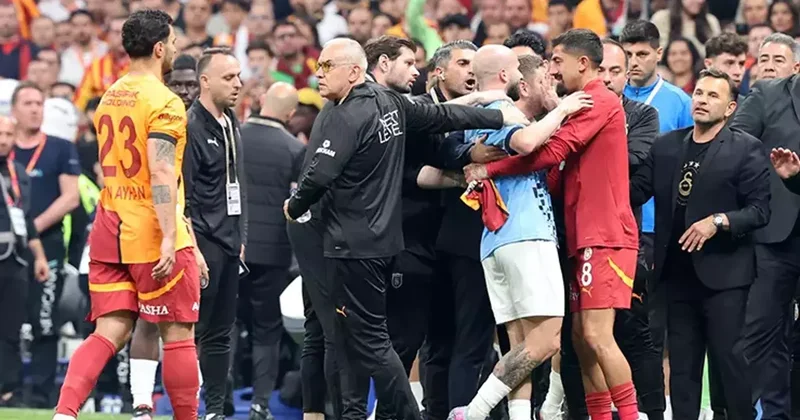 Galatasaray Başakşehir maçının devre arasında Osimhen çıldırdı: Ousseynou Ba yı soyunma odasına çağırdı! Ortalık karıştı Fanatik Gazetesi Galatasaray (GS) Haberleri Spor