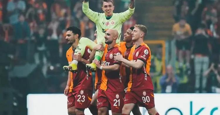 Tarihi anlar! Muslera başladığı gibi bitirdi